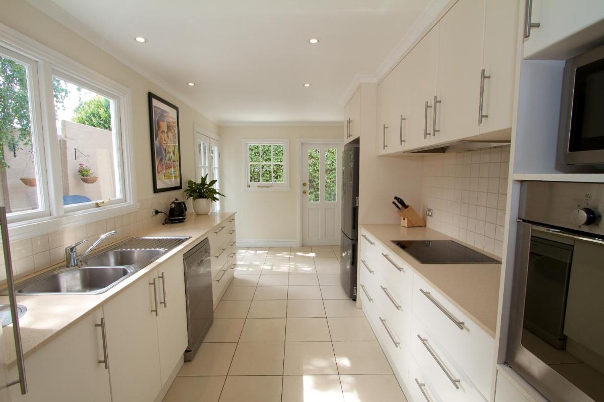 Strahan House - Housity
