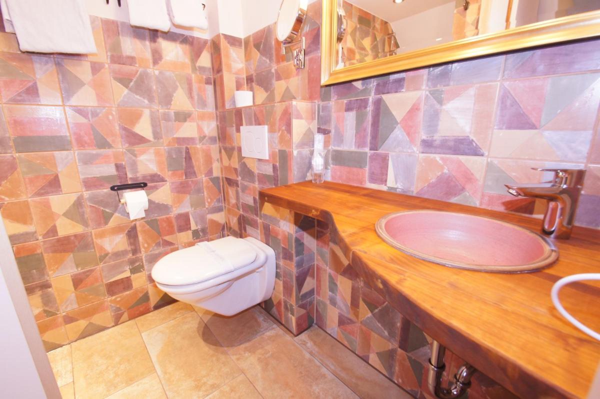 UNO Hotel Chapeau Noir - Free Parking - Housity