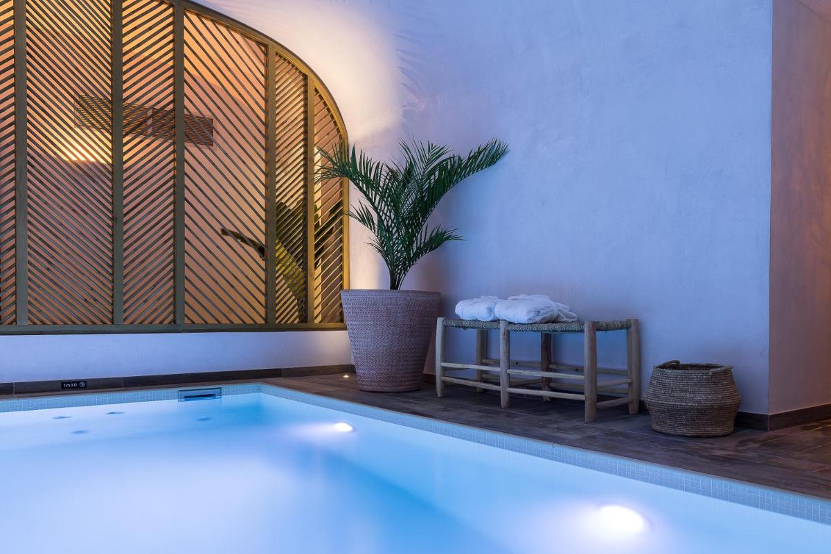 Piscine de l'établissement Laz' Hotel Spa Urbain Paris ou située à proximité