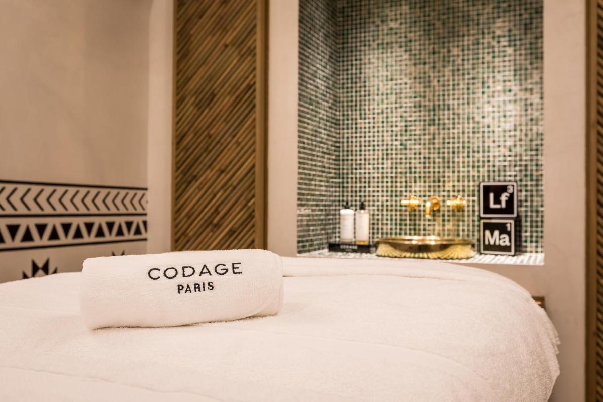 Un ou plusieurs lits dans un hébergement de l'établissement Laz' Hotel Spa Urbain Paris
