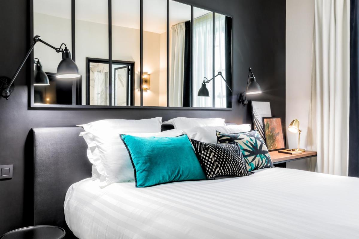 Un ou plusieurs lits dans un hébergement de l'établissement Laz' Hotel Spa Urbain Paris