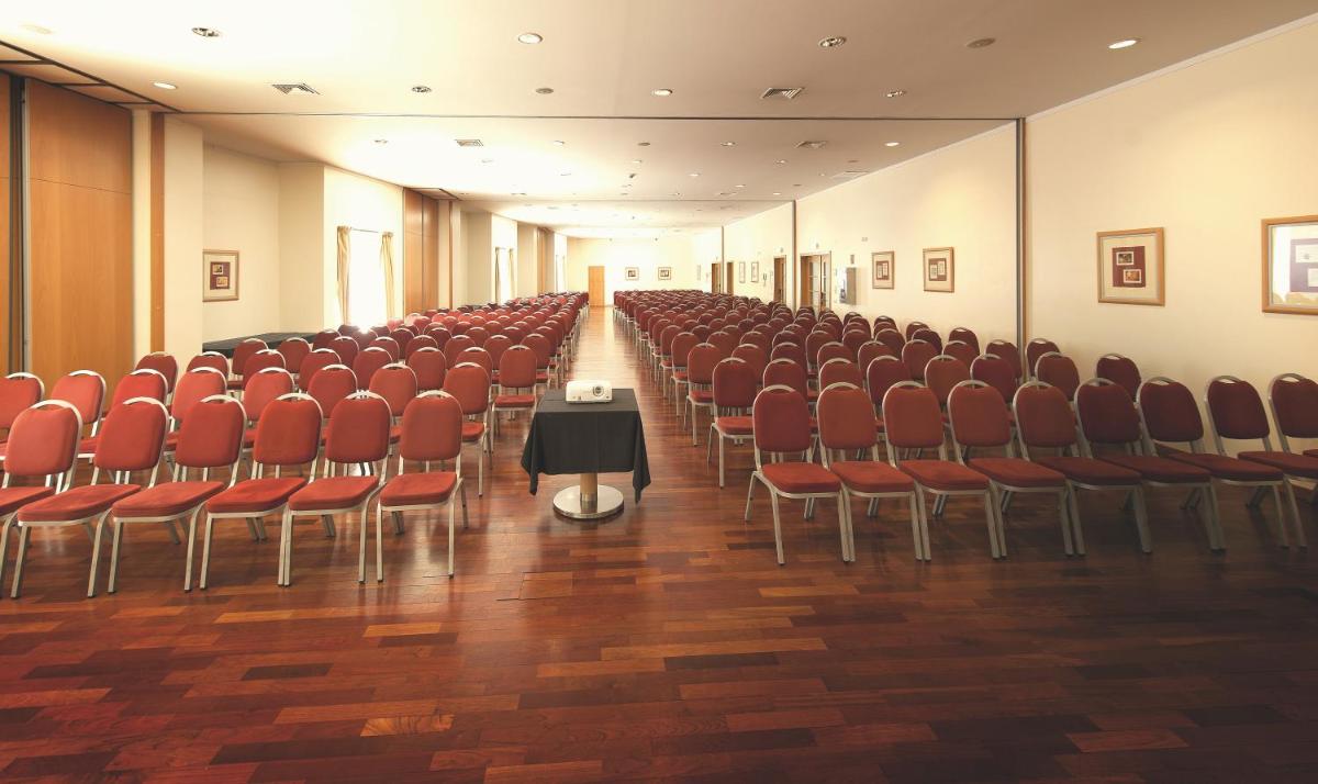A área empresarial e/ ou a sala de conferências de Vila Gale Opera