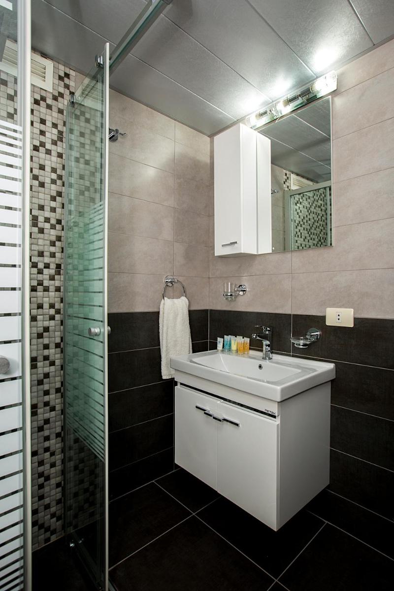 Suitetrails - Orient Queen Homes Hotel