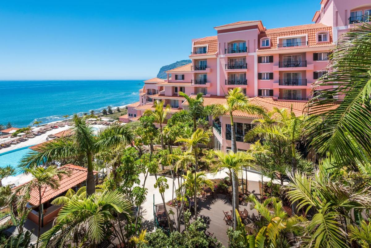 uma vista aérea do resort com palmeiras e do oceano em Pestana Royal All Inclusive Ocean & Spa Resort no Funchal