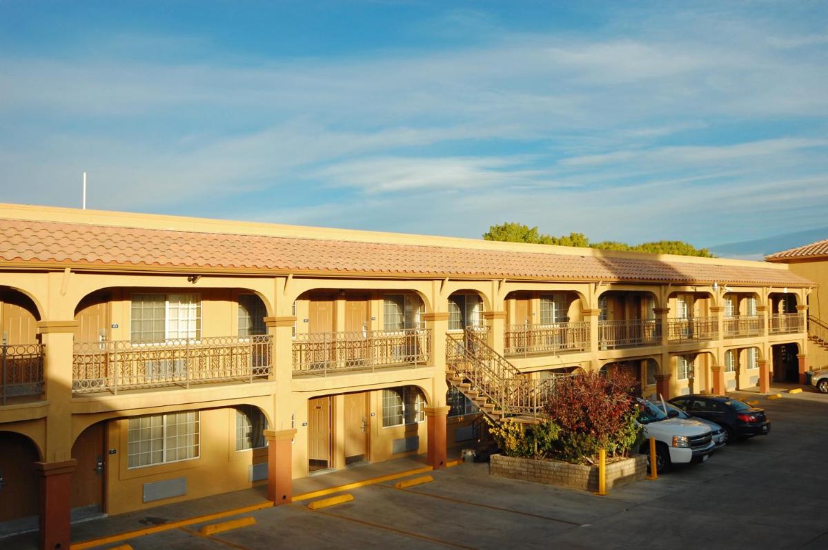 Days Inn by Wyndham Bishop - Housity