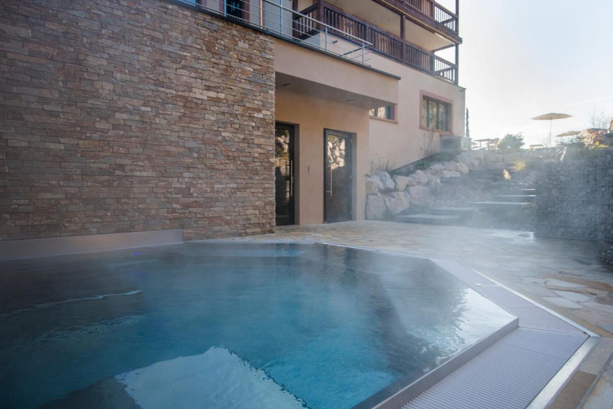 Piscine de l'établissement Hostellerie Des Châteaux & Spa ou située à proximité
