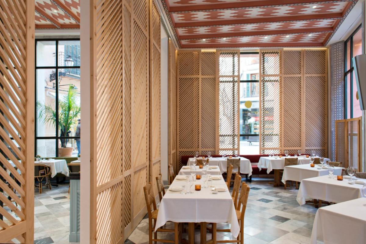 Un restaurante o sitio para comer en Hotel Cappuccino - Palma
