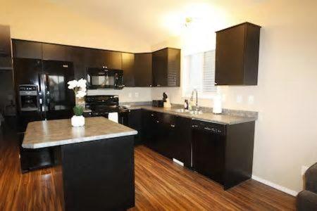 Executive 3BD and 2BR Suite near Airport by Prowess - Housity