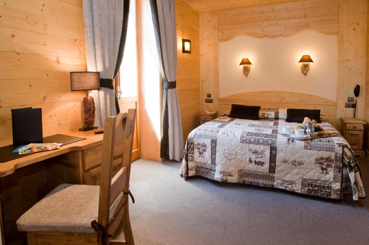 Un ou plusieurs lits dans un hébergement de l'établissement Logis Hotel & Spa Beau-Site