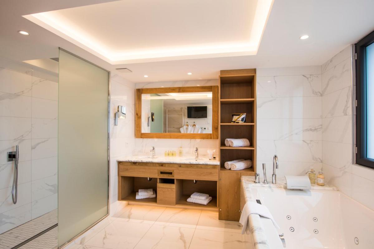 Salle de bains dans l'établissement Hostellerie Des Châteaux & Spa