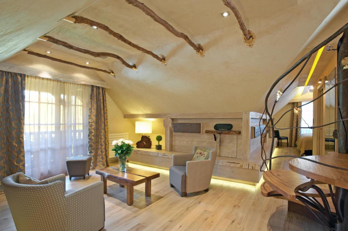 Coin salon dans l'établissement Hostellerie Des Châteaux & Spa
