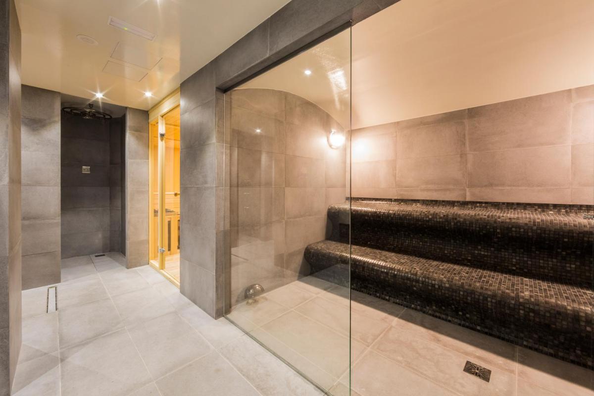 - Ducha a ras de suelo con pared de cristal en Catalonia Granada, en Granada