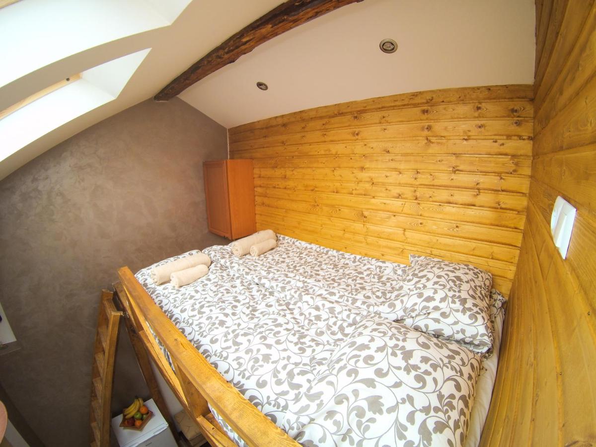 Vitosha Blvd - Attic Studio - Housity