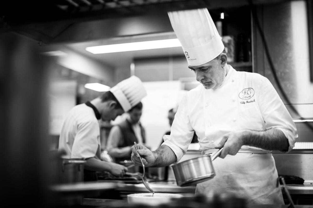 - deux chefs dans une cuisine préparant des plats dans l'établissement Résidence des Châteaux, à Ottrott