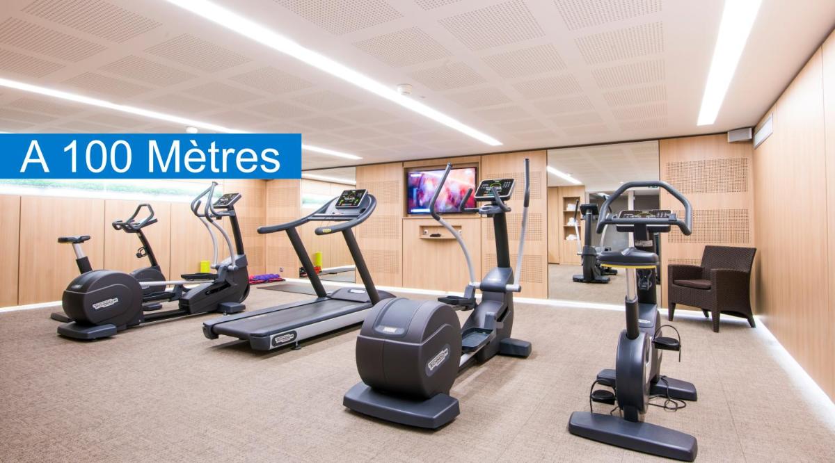 - une salle de sport avec des tapis de course et une télévision dans l'établissement Résidence des Châteaux, à Ottrott