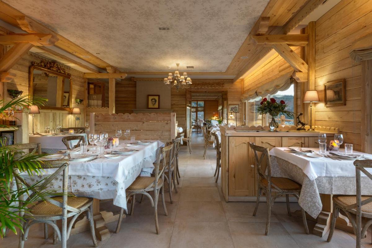 Un restaurante o sitio para comer en Hotel Viñas de Lárrede