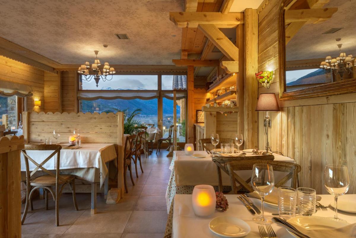 Un restaurante o sitio para comer en Hotel Viñas de Lárrede