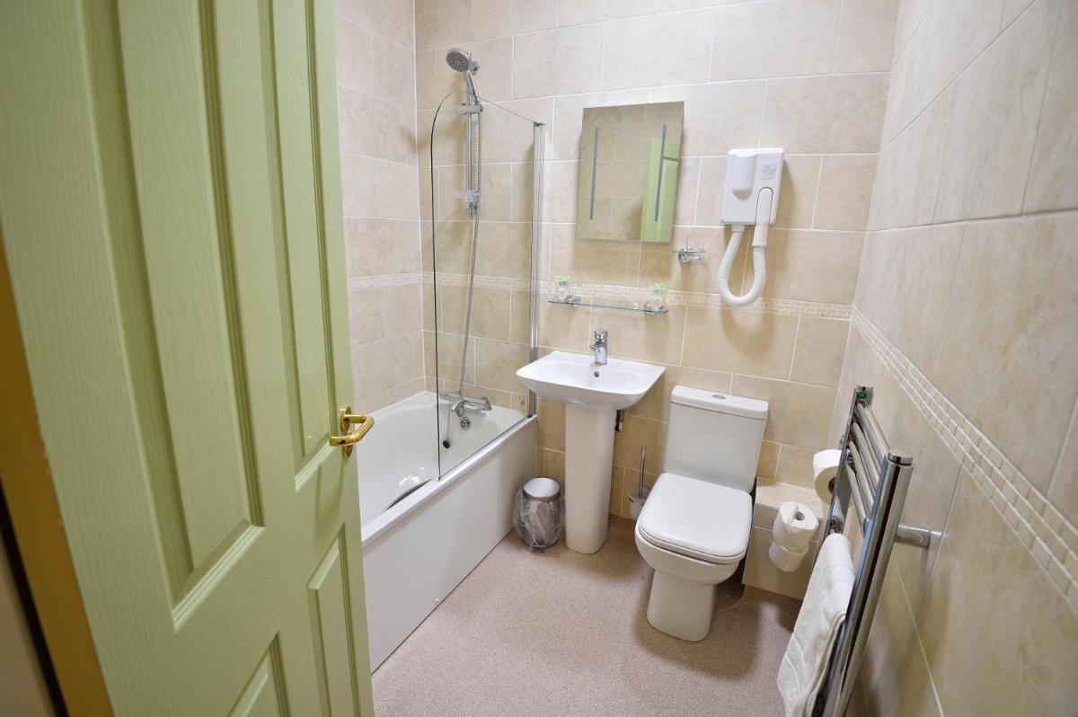 The Royal Victoria and Bull Hotel - Housity
