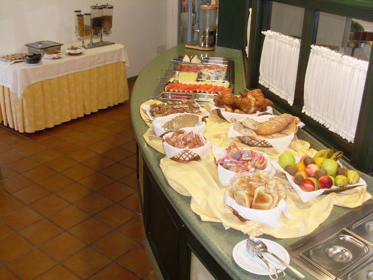 Comida en o cerca de este hotel