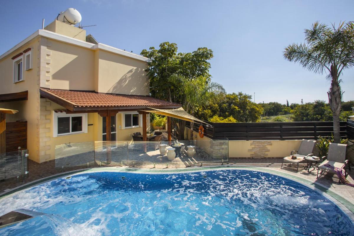 Ayia Napa Tropical Beach Villa - Housity