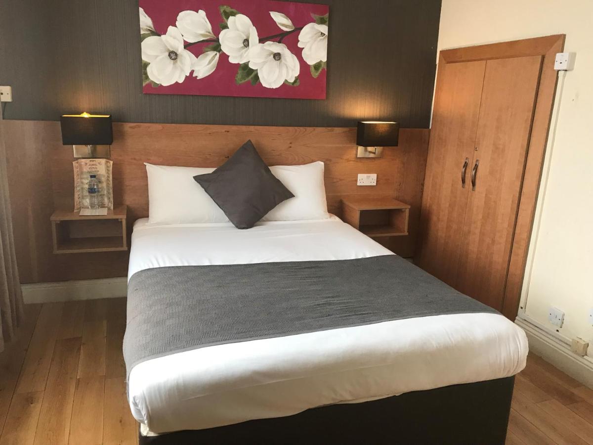 Whites Hotel - Housity