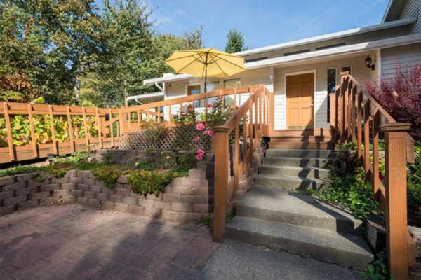 Two Bedroom MIL Apartment Close to Airport Link Rail - Housity