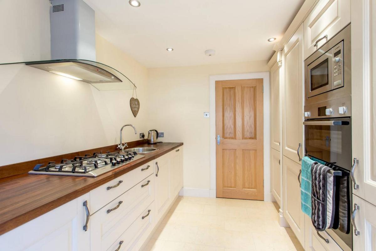 ALTIDO Spacious 3BR Mews House behind Calton Hill - Housity