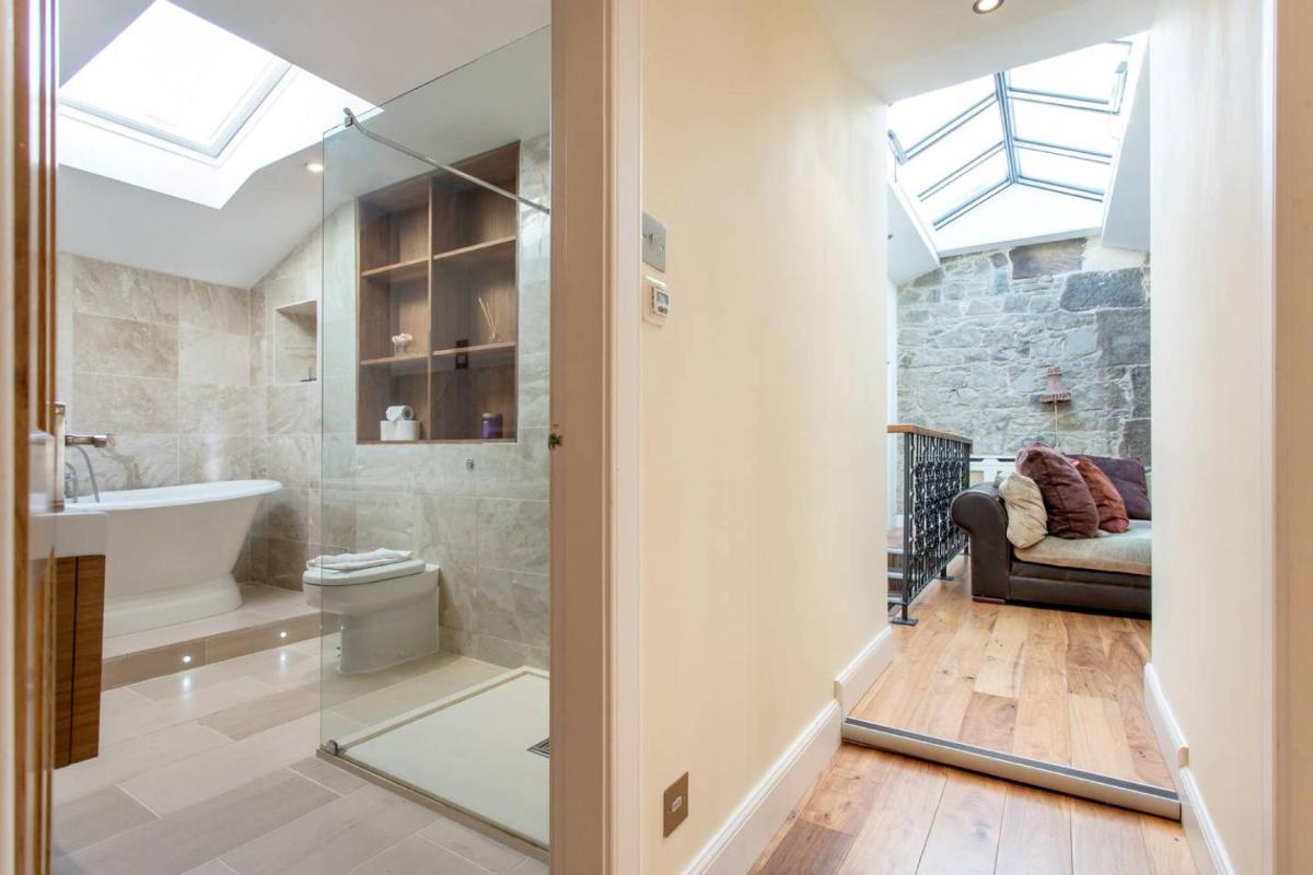 ALTIDO Spacious 3BR Mews House behind Calton Hill - Housity
