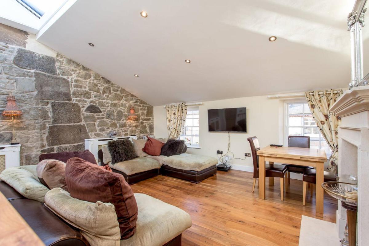 ALTIDO Spacious 3BR Mews House behind Calton Hill - Housity