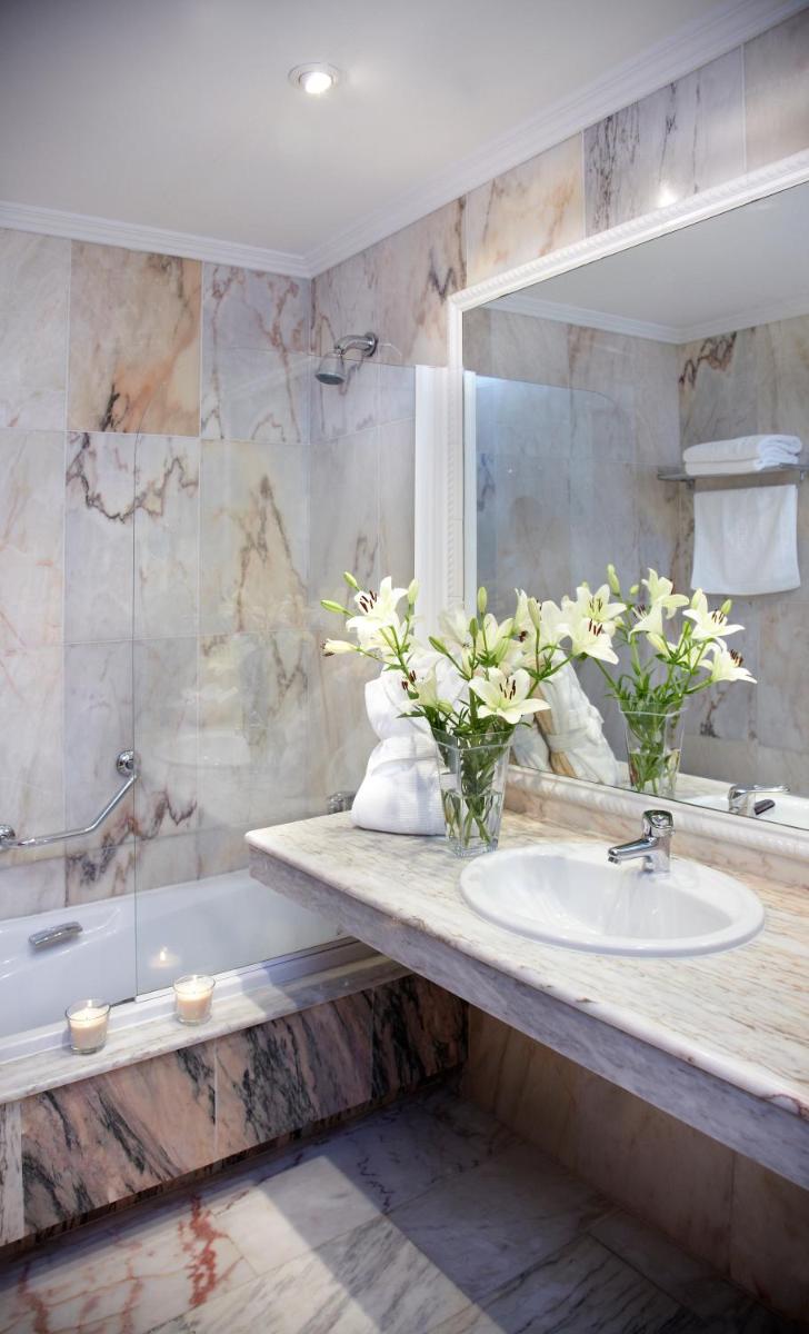 un baño con lavabo y espejo en Hotel Carlos I Silgar, en Sanxenxo