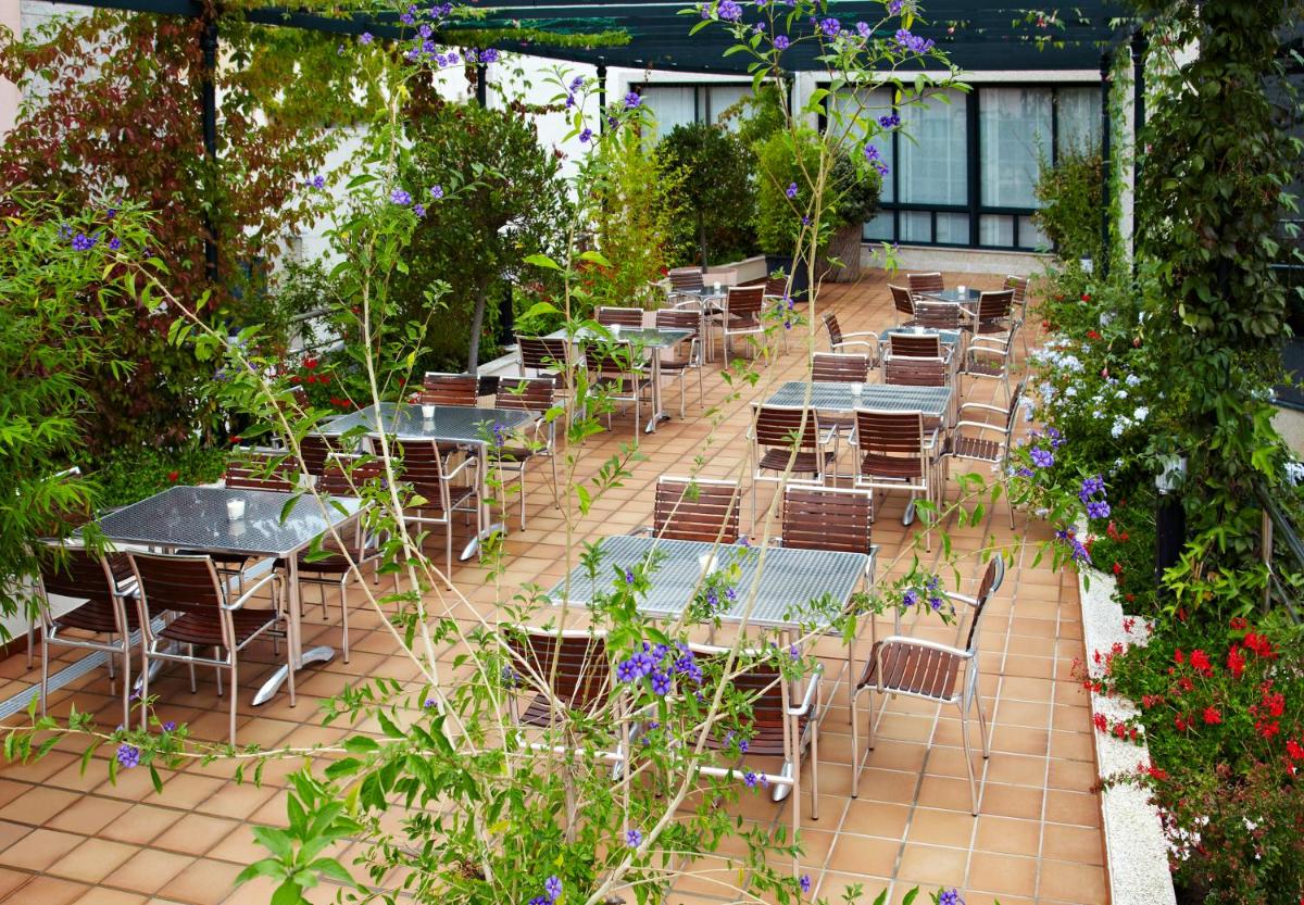 Jardín al aire libre en Hotel Carlos I Silgar