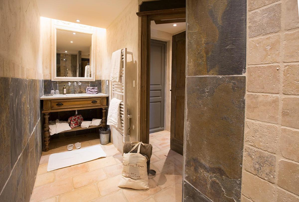 Salle de bains dans l'établissement Hôtel-Spa Le Saint Cirq