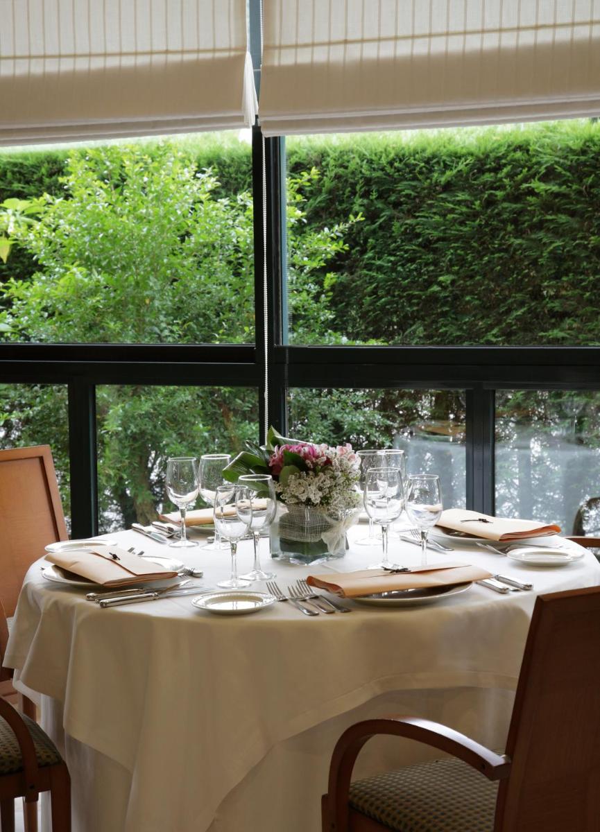 Un restaurante o sitio para comer en Hotel Carlos I Silgar
