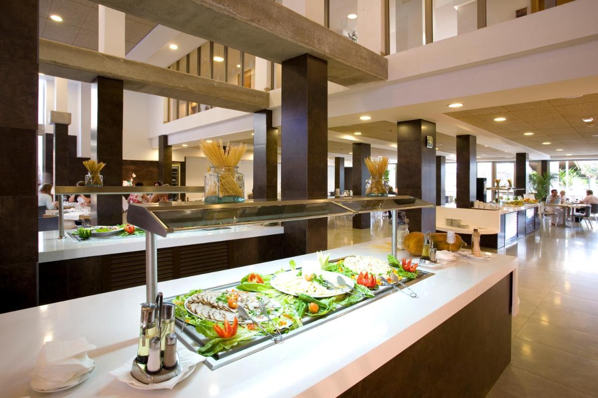 Comida en o cerca de este hotel