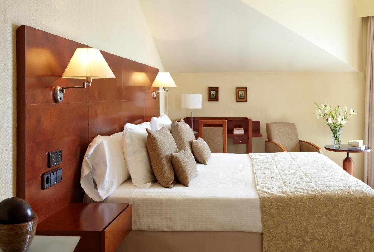 Cama o camas de una habitación en Hotel Carlos I Silgar