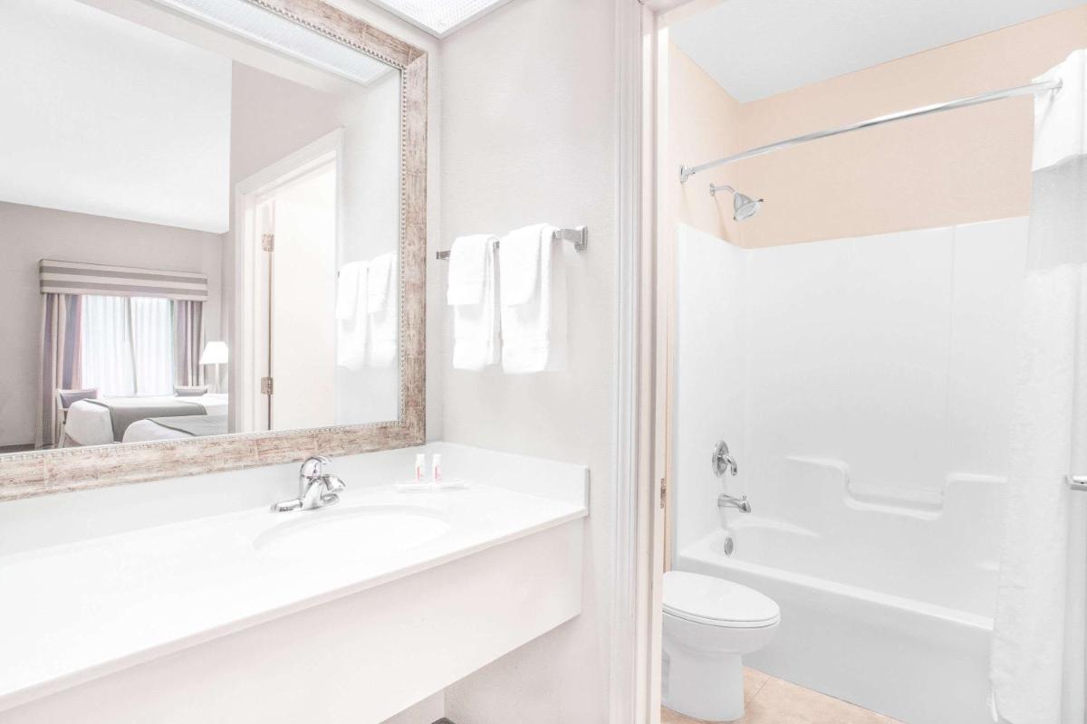 Baymont by Wyndham Crestview - Housity