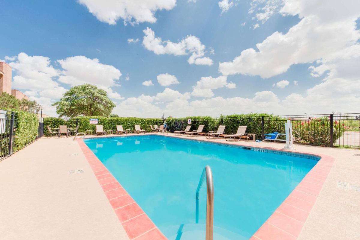 Baymont by Wyndham Midland Airport - Housity