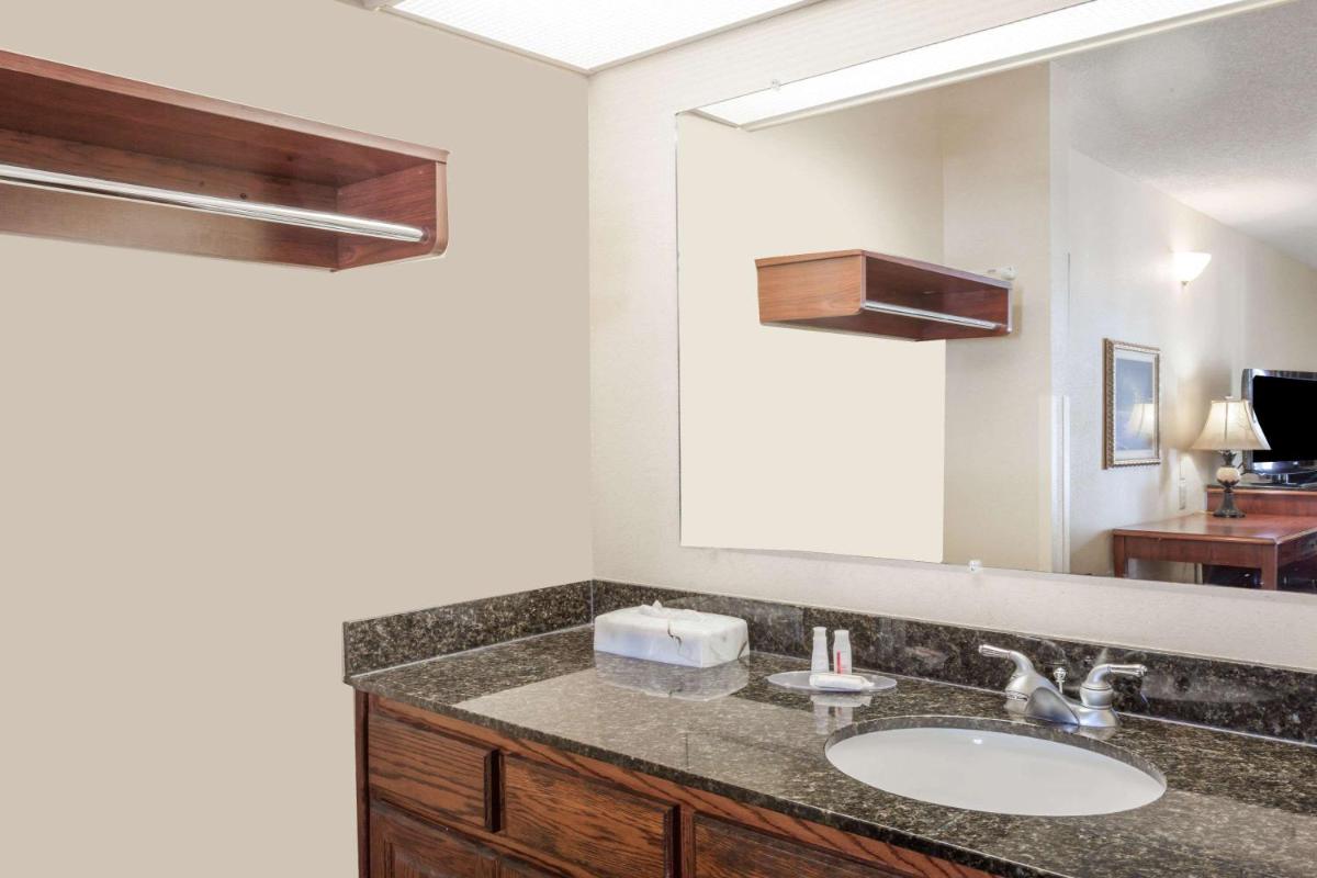 Baymont by Wyndham Hickory - Housity