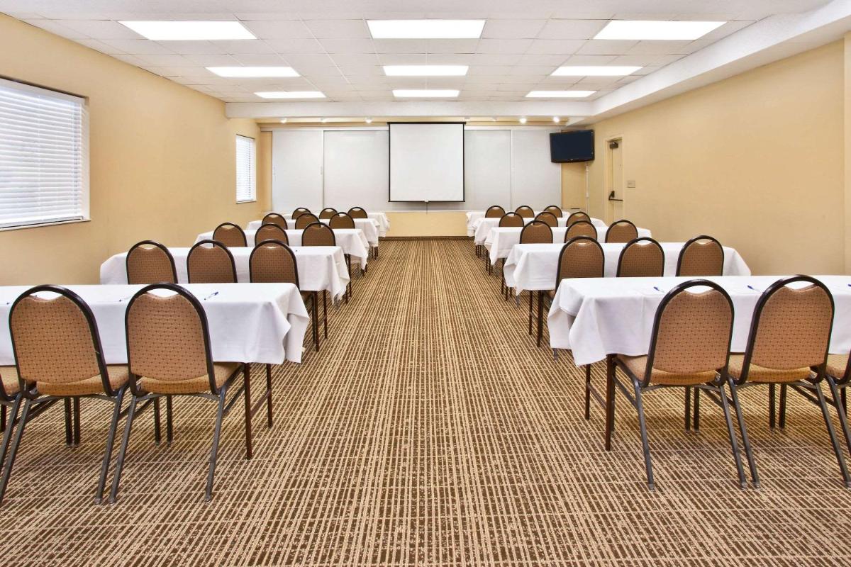 Baymont by Wyndham Knoxville/Cedar Bluff - Housity