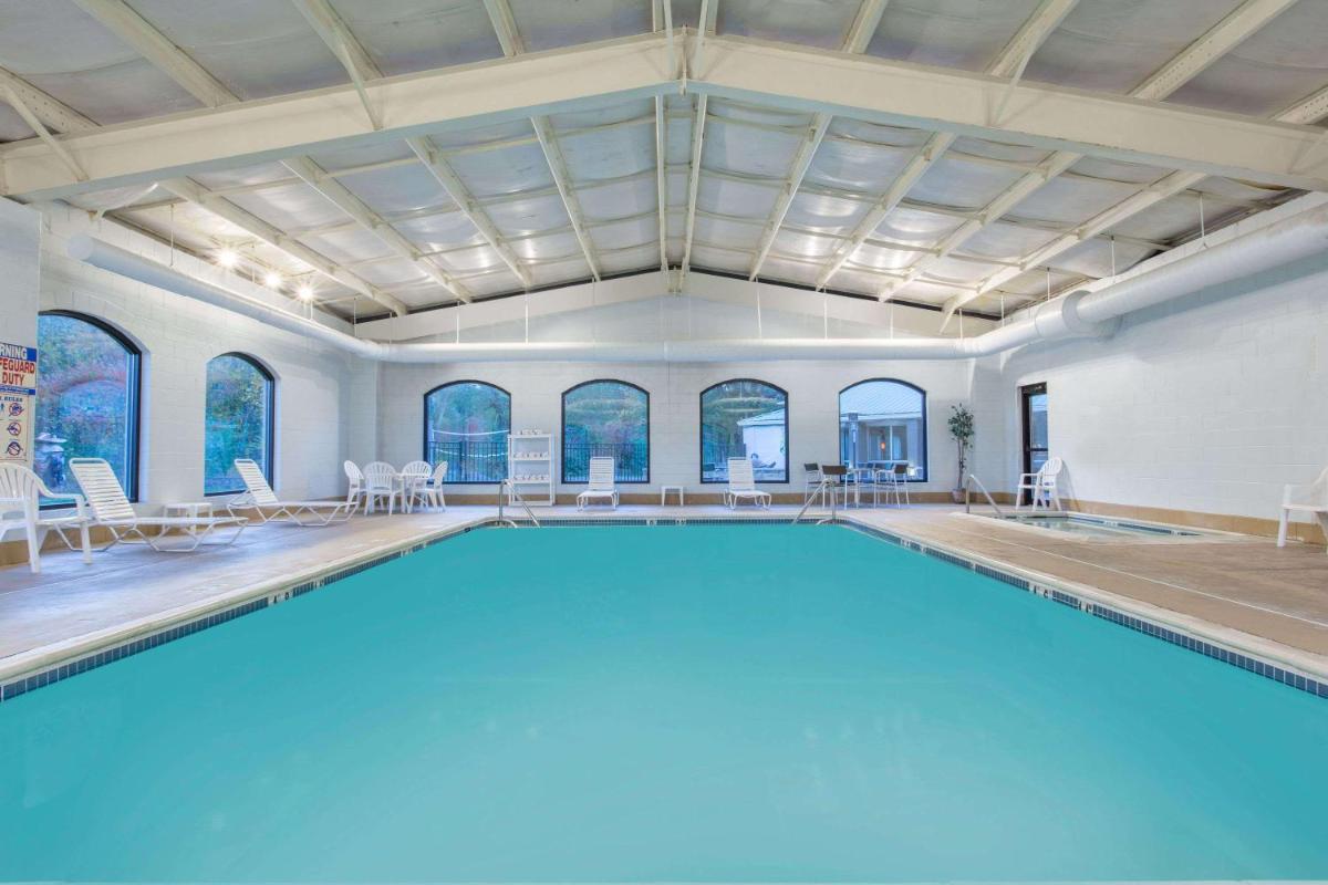 Baymont by Wyndham Bartonsville Poconos - Housity