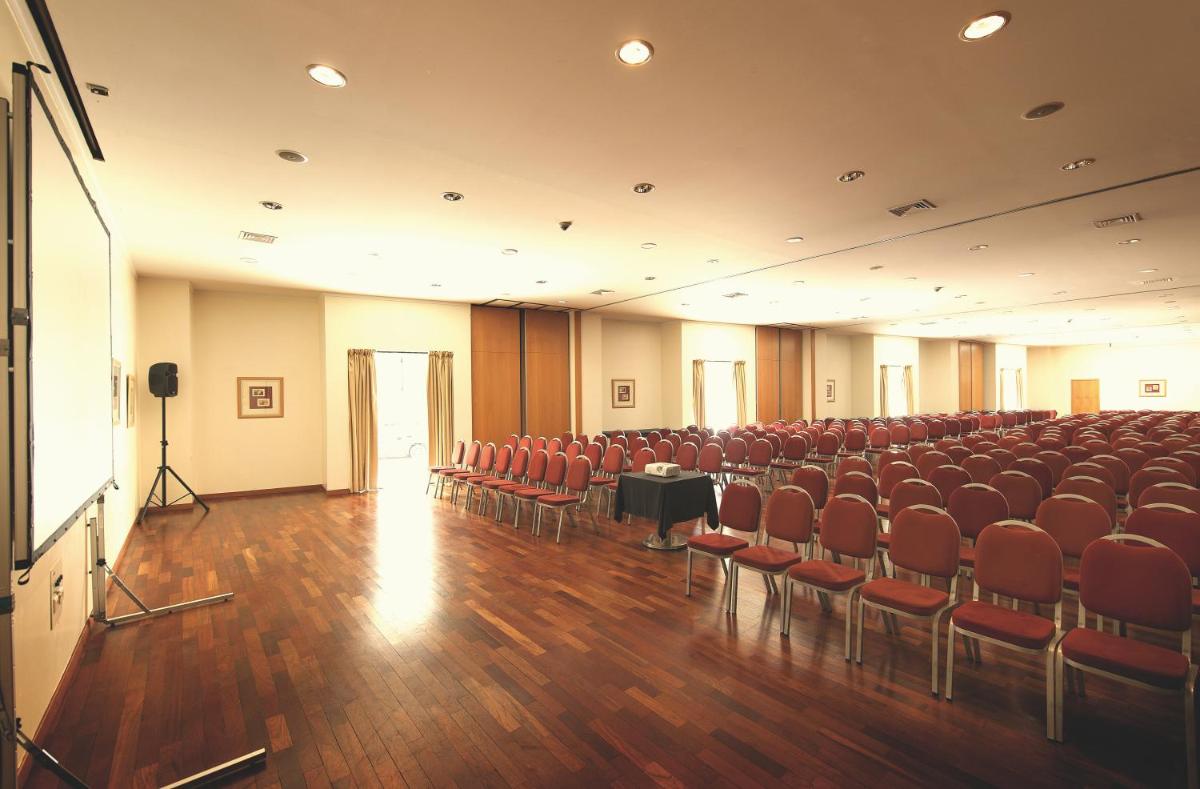 A área empresarial e/ ou a sala de conferências de Vila Gale Opera