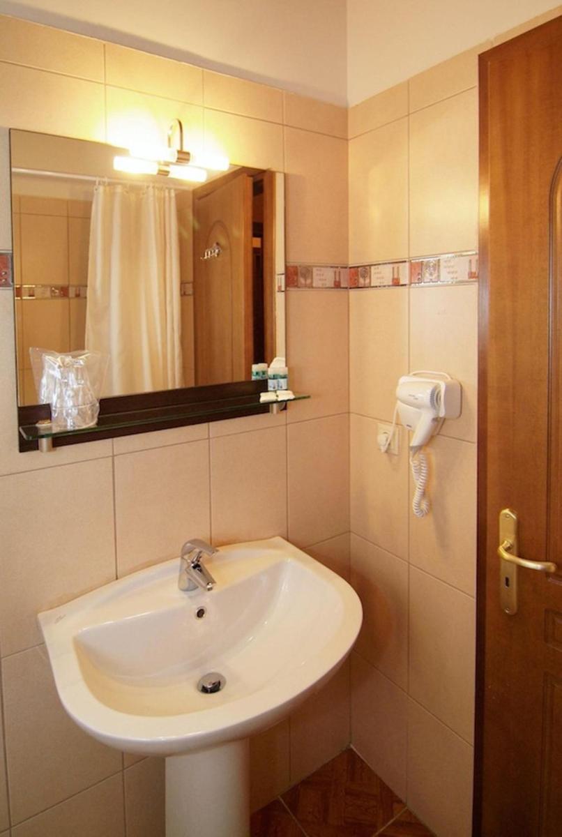 Hotel Varonos - Housity