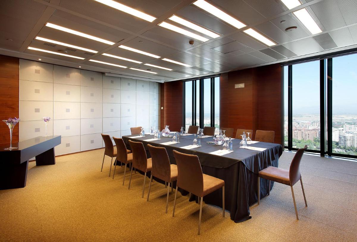 Zona business o sala de conferencias en Eurostars Madrid Tower