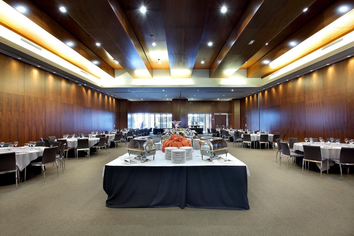 Un restaurante o sitio para comer en Eurostars Madrid Tower