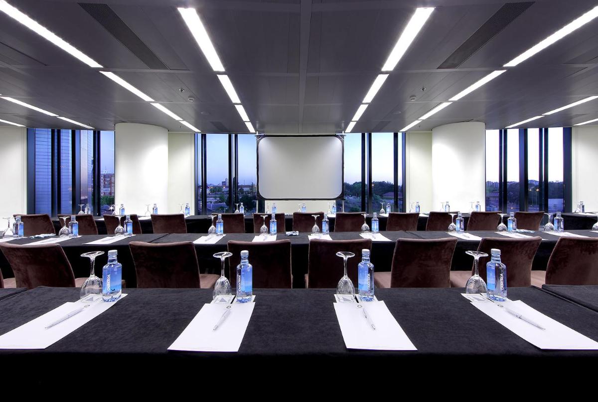 Zona business o sala de conferencias en Eurostars Madrid Tower
