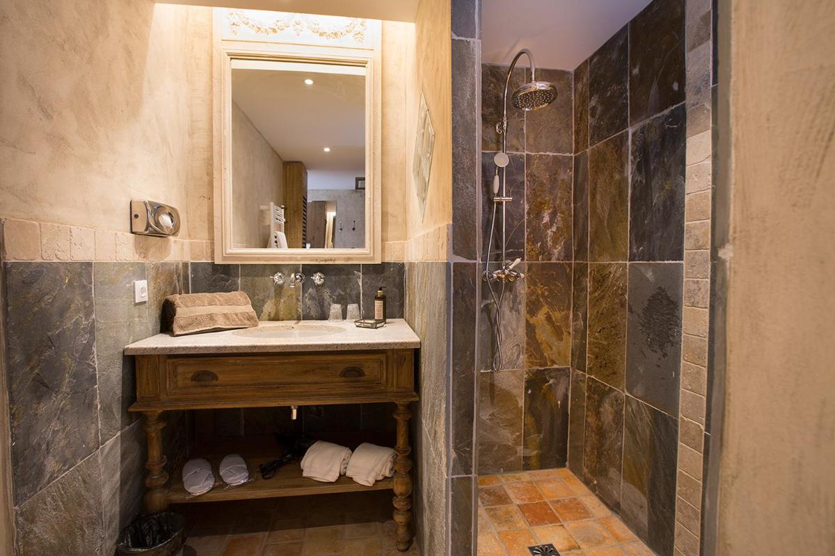 Salle de bains dans l'établissement Hôtel-Spa Le Saint Cirq