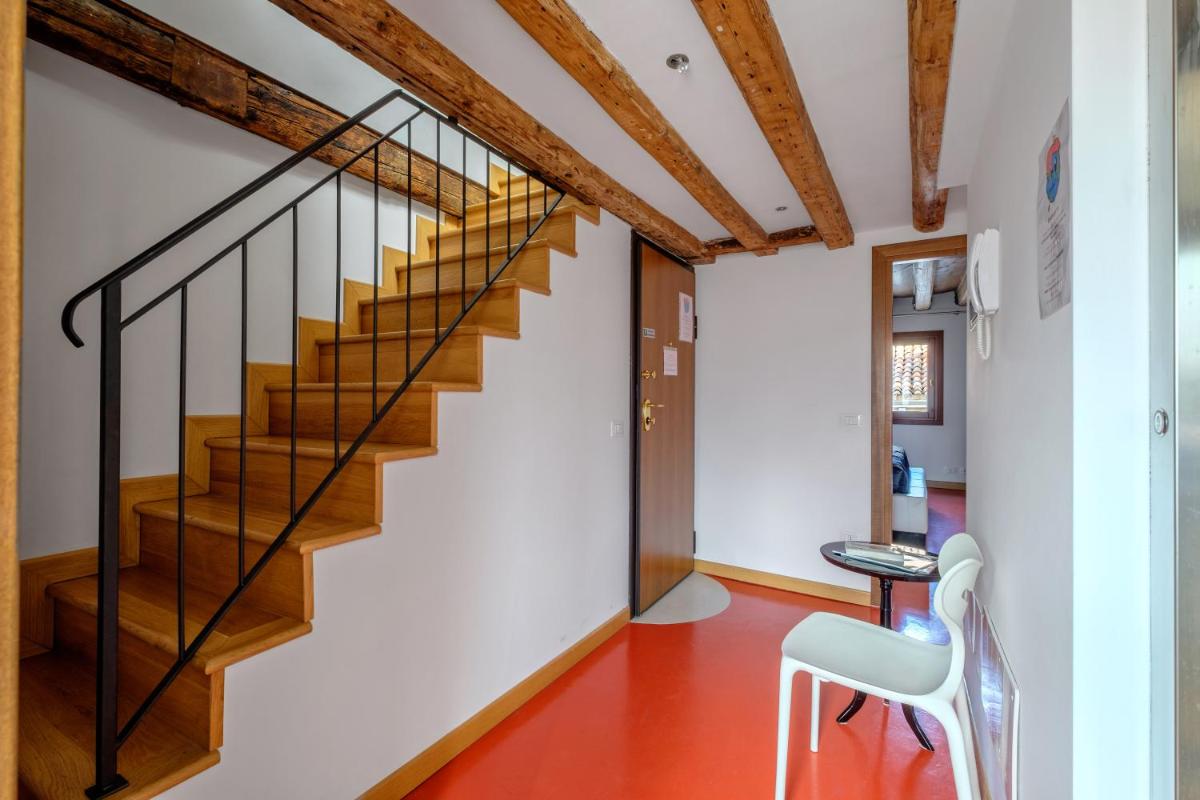 The Lion's House APT4 - Housity