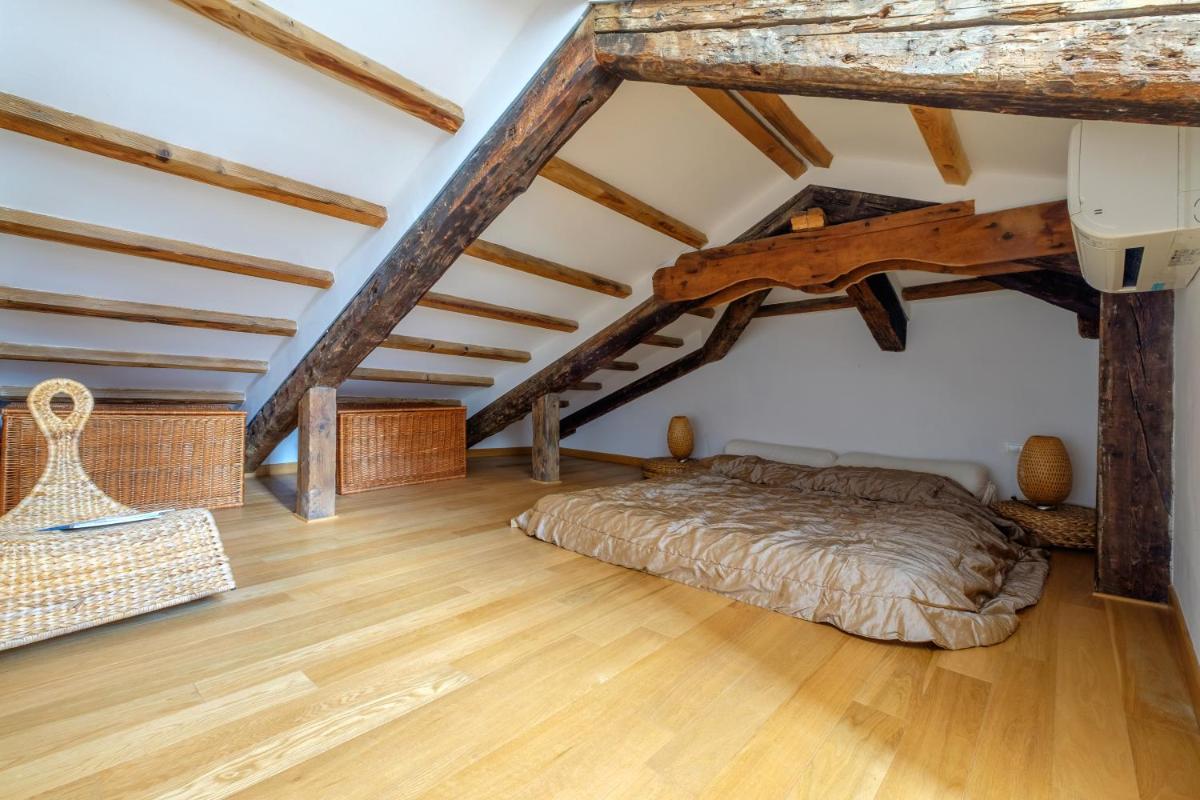 The Lion's House APT4 - Housity