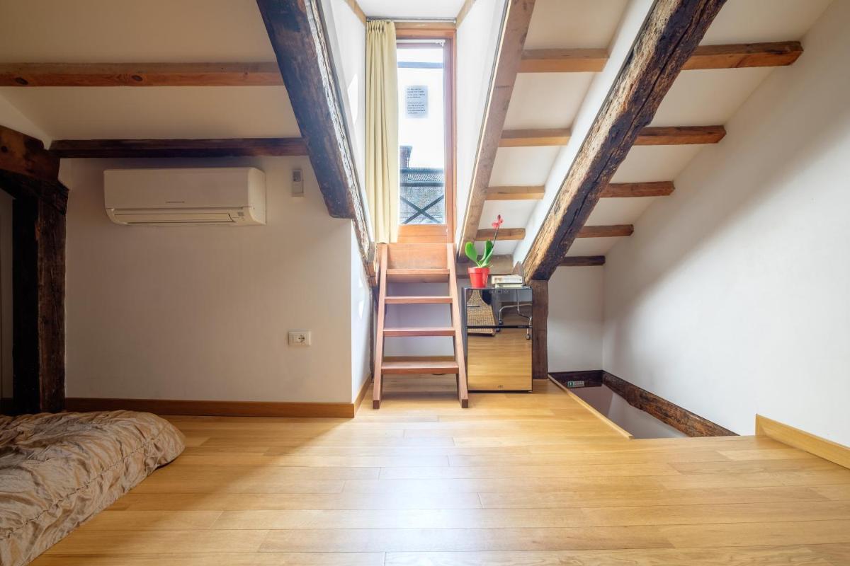 The Lion's House APT4 - Housity
