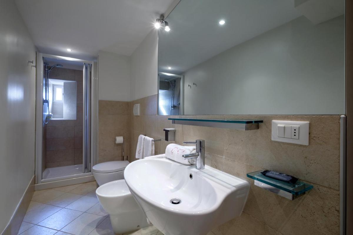 The Lion's House APT4 - Housity